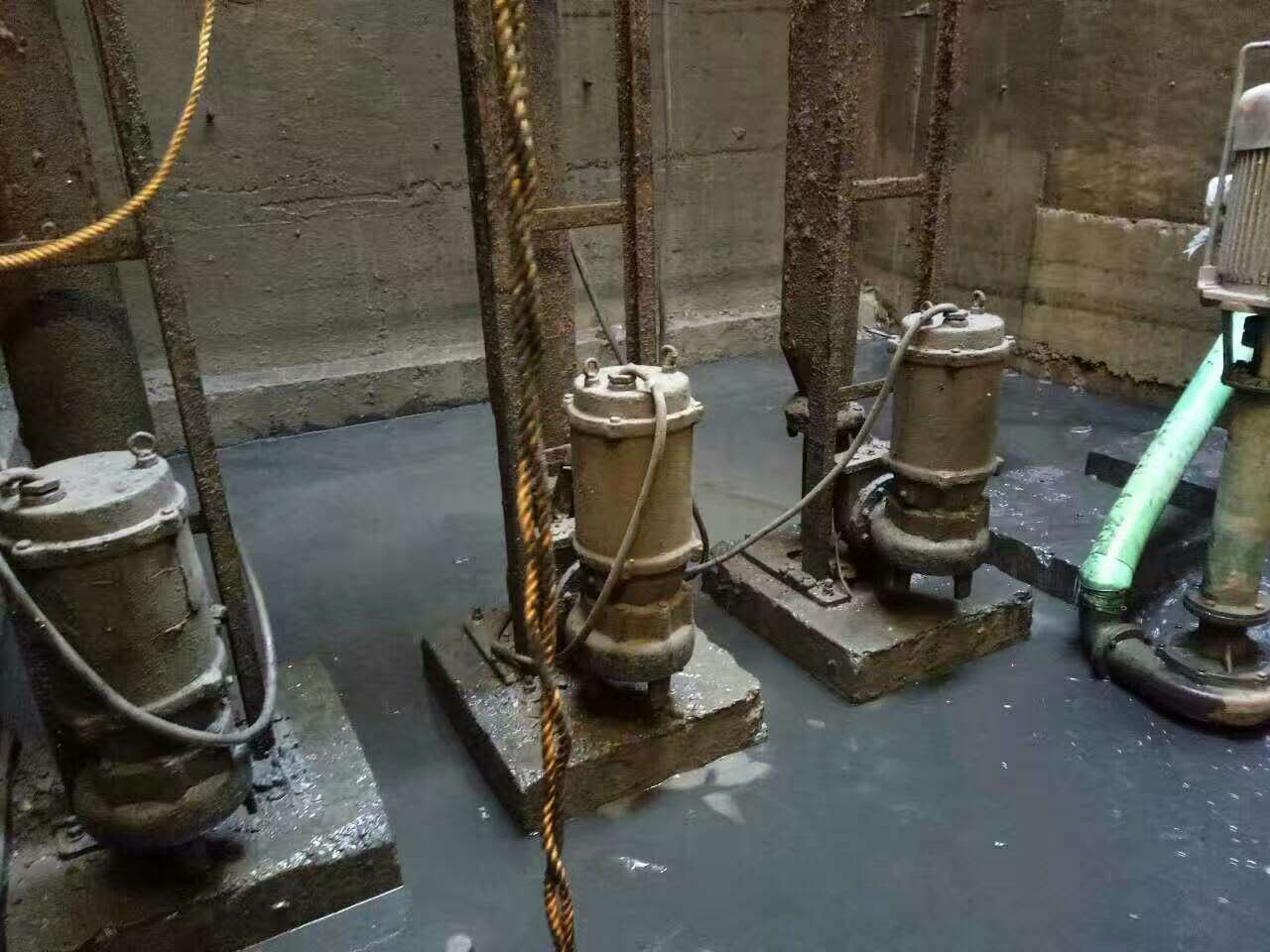 栾川污水池清理